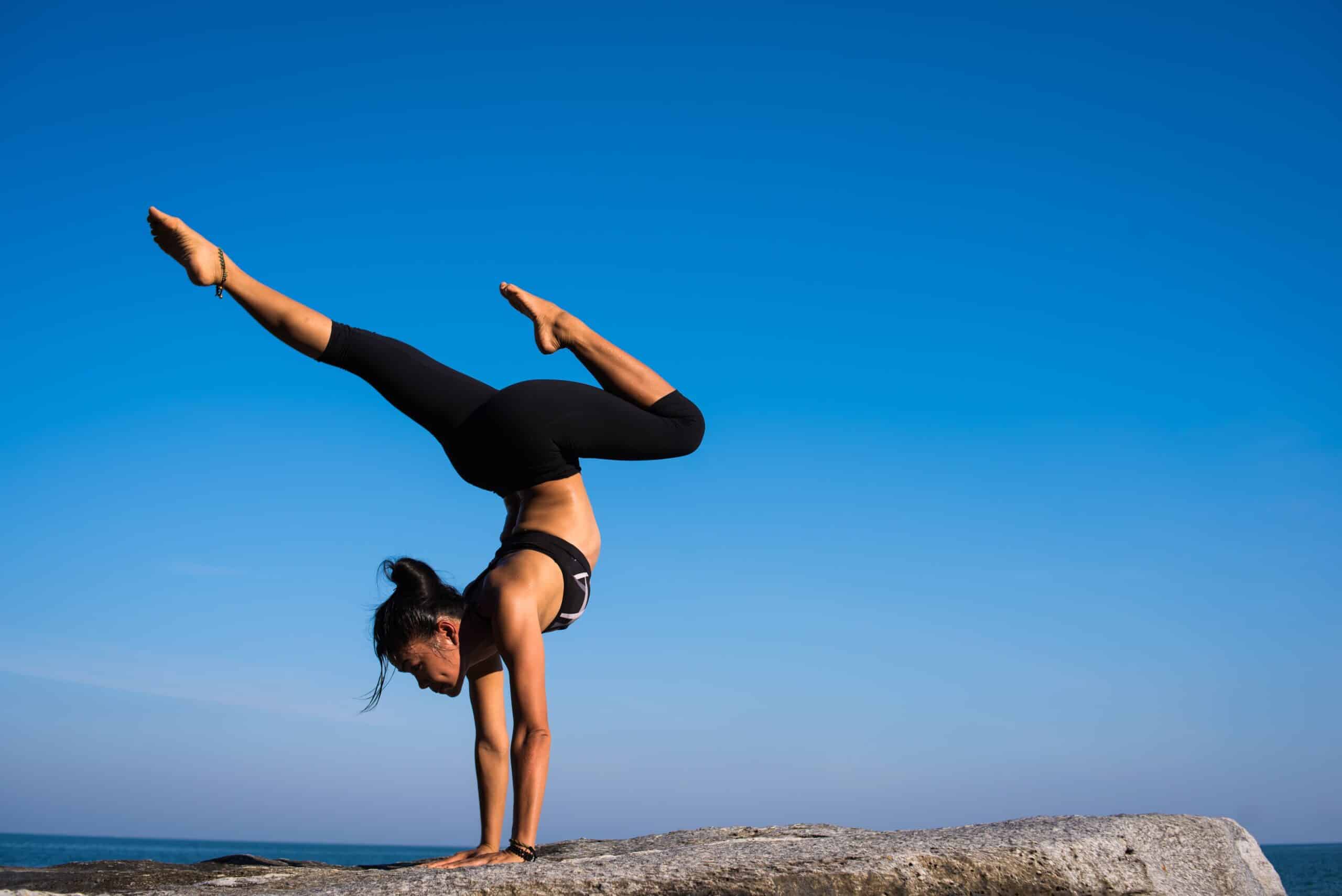 Frau, die einen Handstand macht