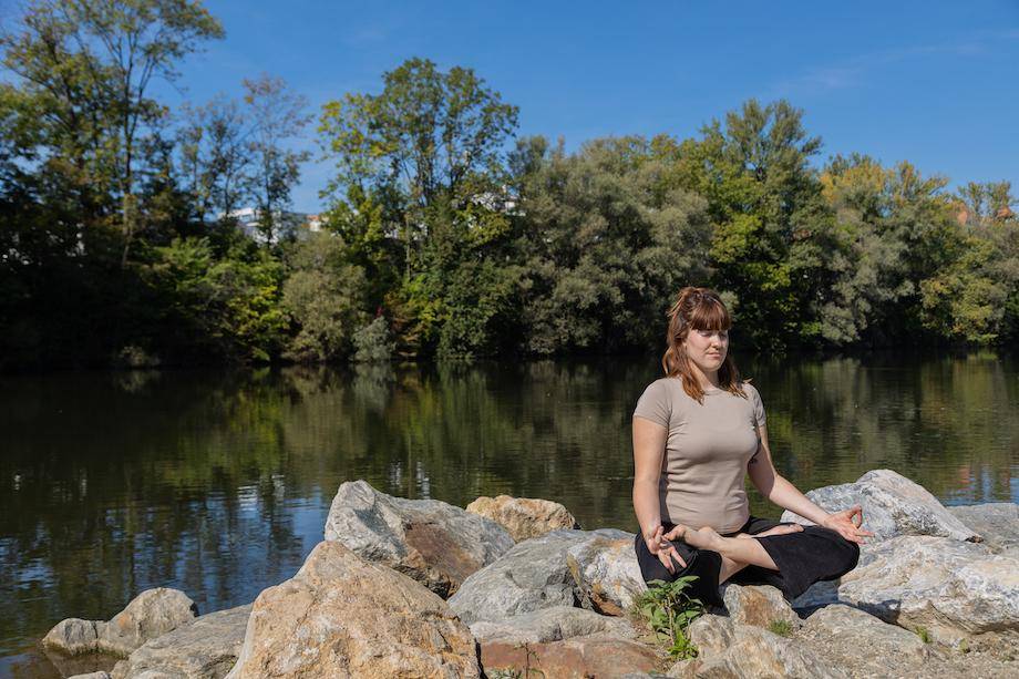 meditierende Frau in der Natur