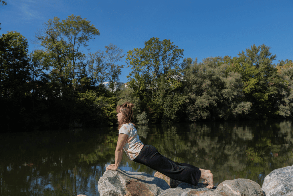 Frau im heraufschauendem Hund (Yoga)