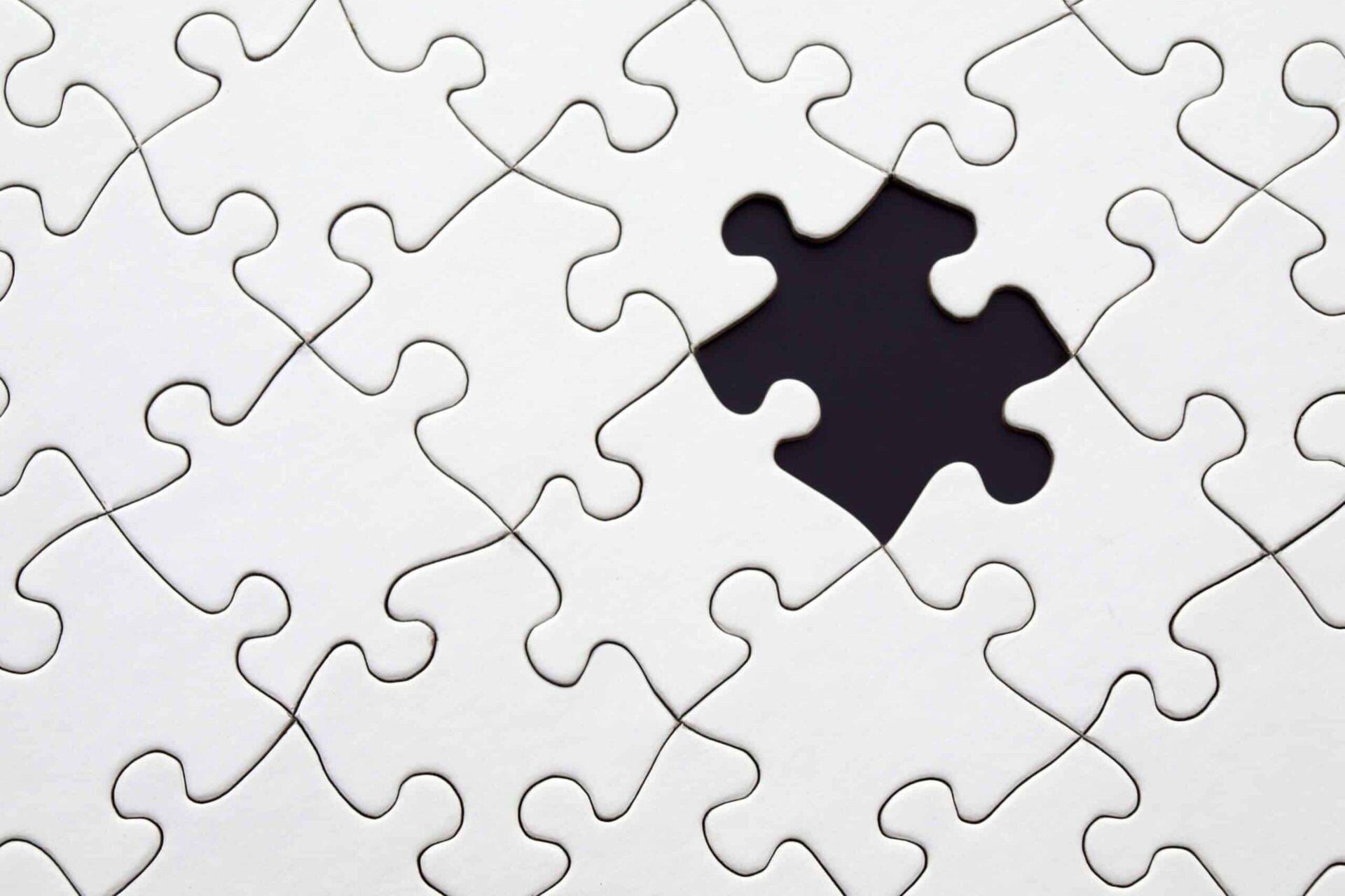 weißes Puzzle mit fehlendem Stück