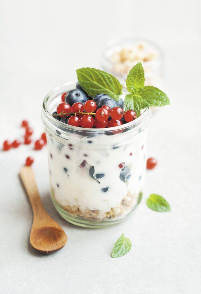 veganre Joghurt mit Beeren im Glas