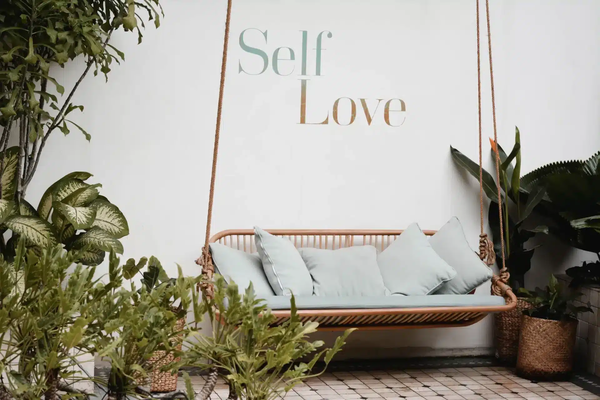 Schaukel unter dem Titel "self love"