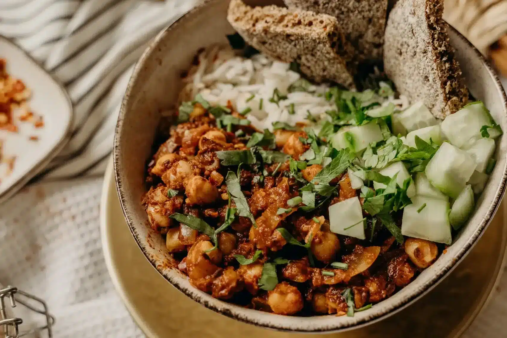 Veganes Curry mit Brot und Reis