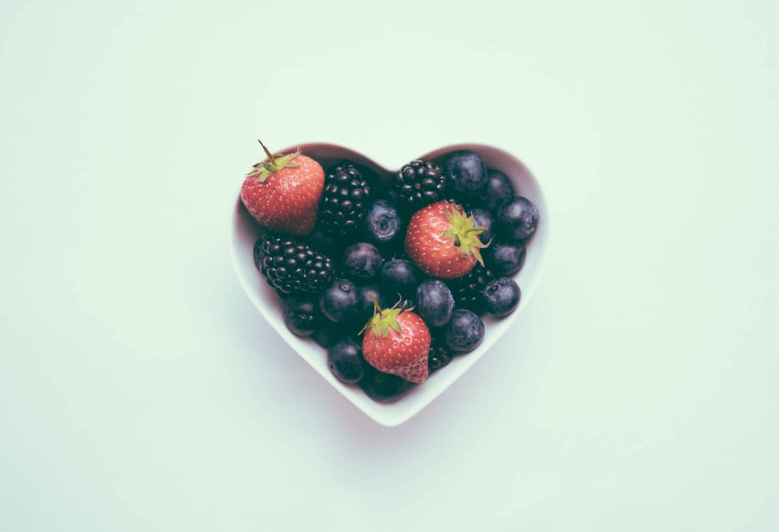 Beeren in einem Herz für Darmgesundheit