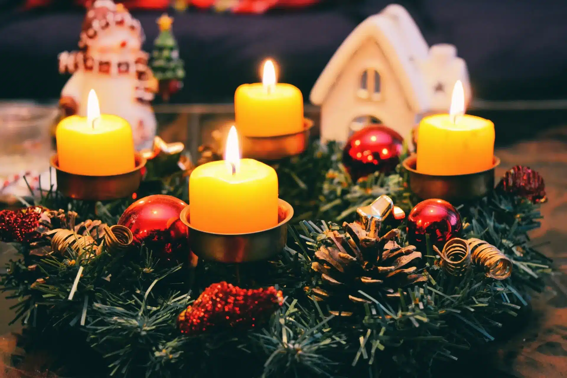 Ein besinnlicher Adventskranz mit vier brennenden Kerzen