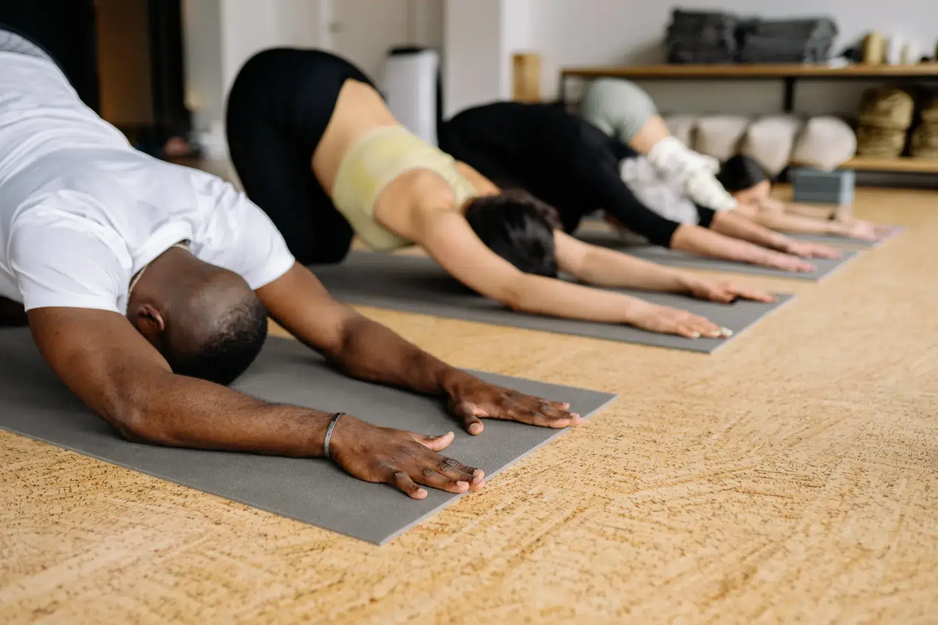 Menschen in einer Yin Yoga Klasse
