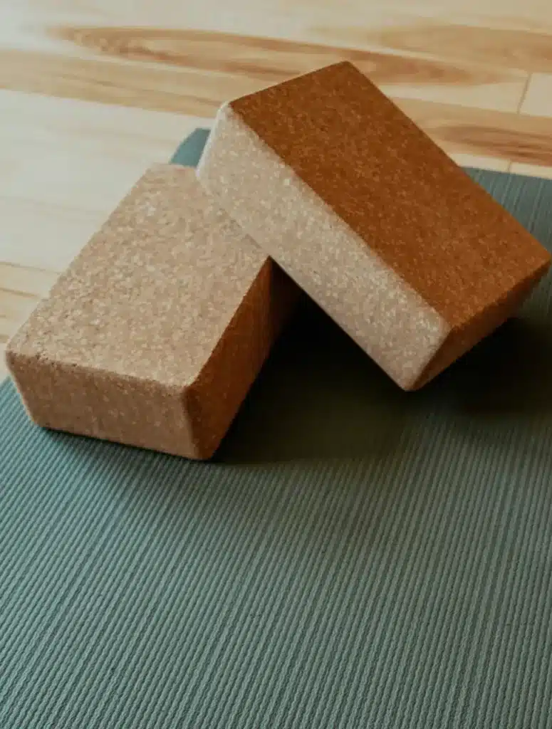 2 Yogablöcke auf einer Matte