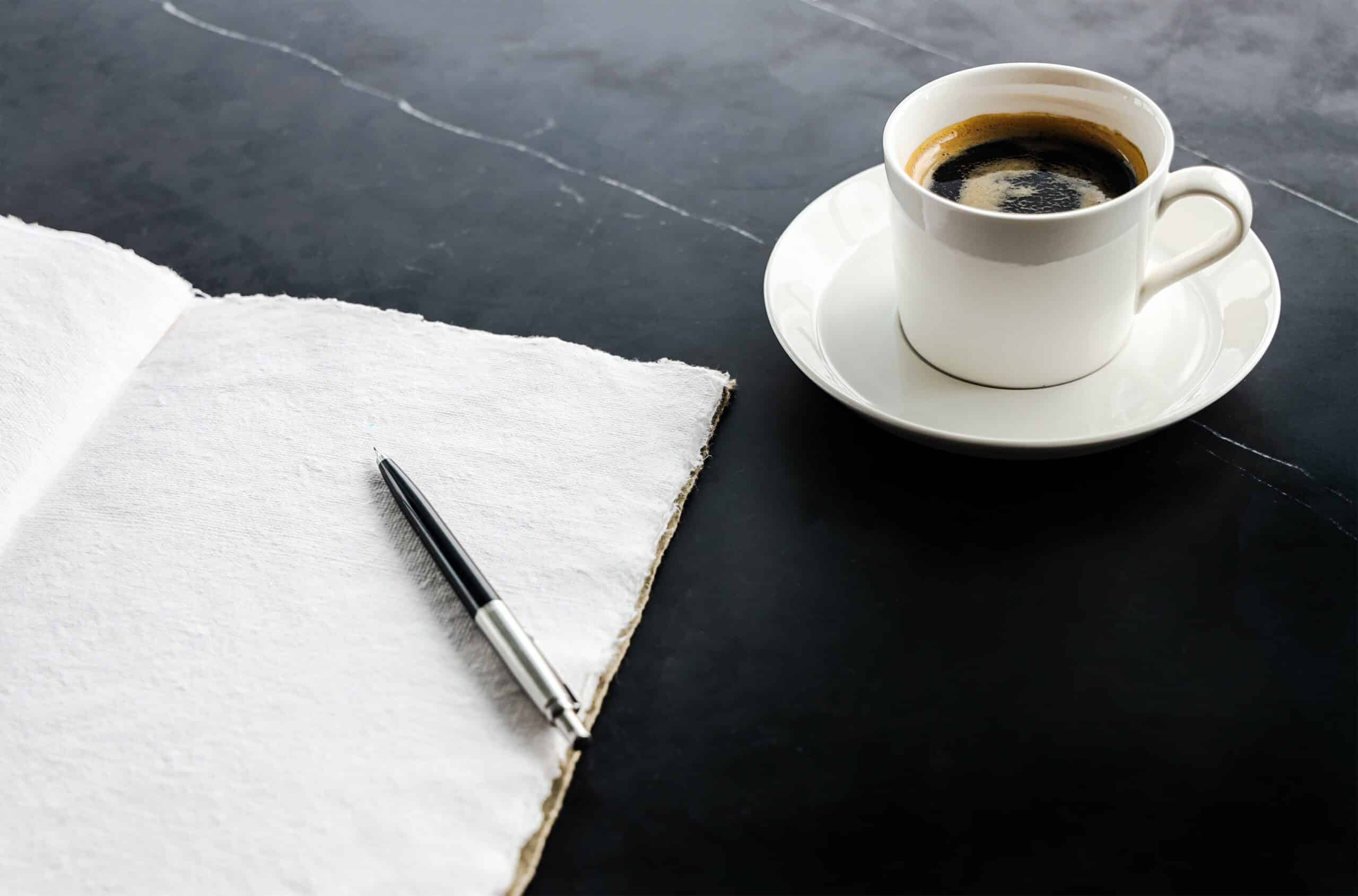 Ein Planer und ein Kaffe als Sinnbild für Neujahrsvorsätze