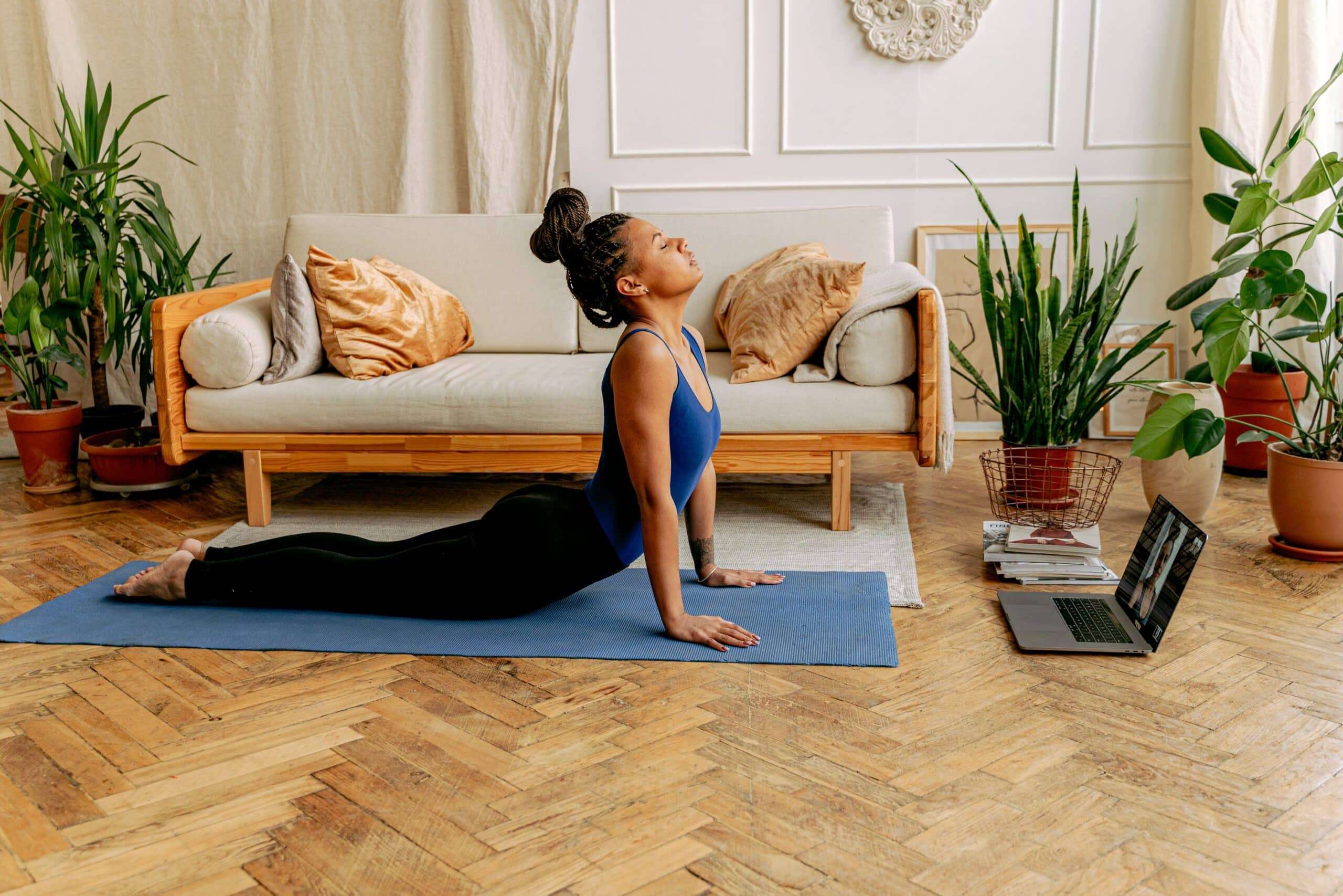 Frau, die Online Yoga praktiziert