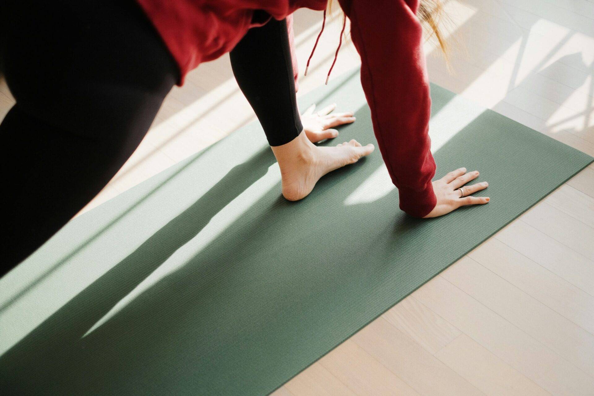 Eine Person, die Yoga praktizierst als Teil ihrer Yogaroutine
