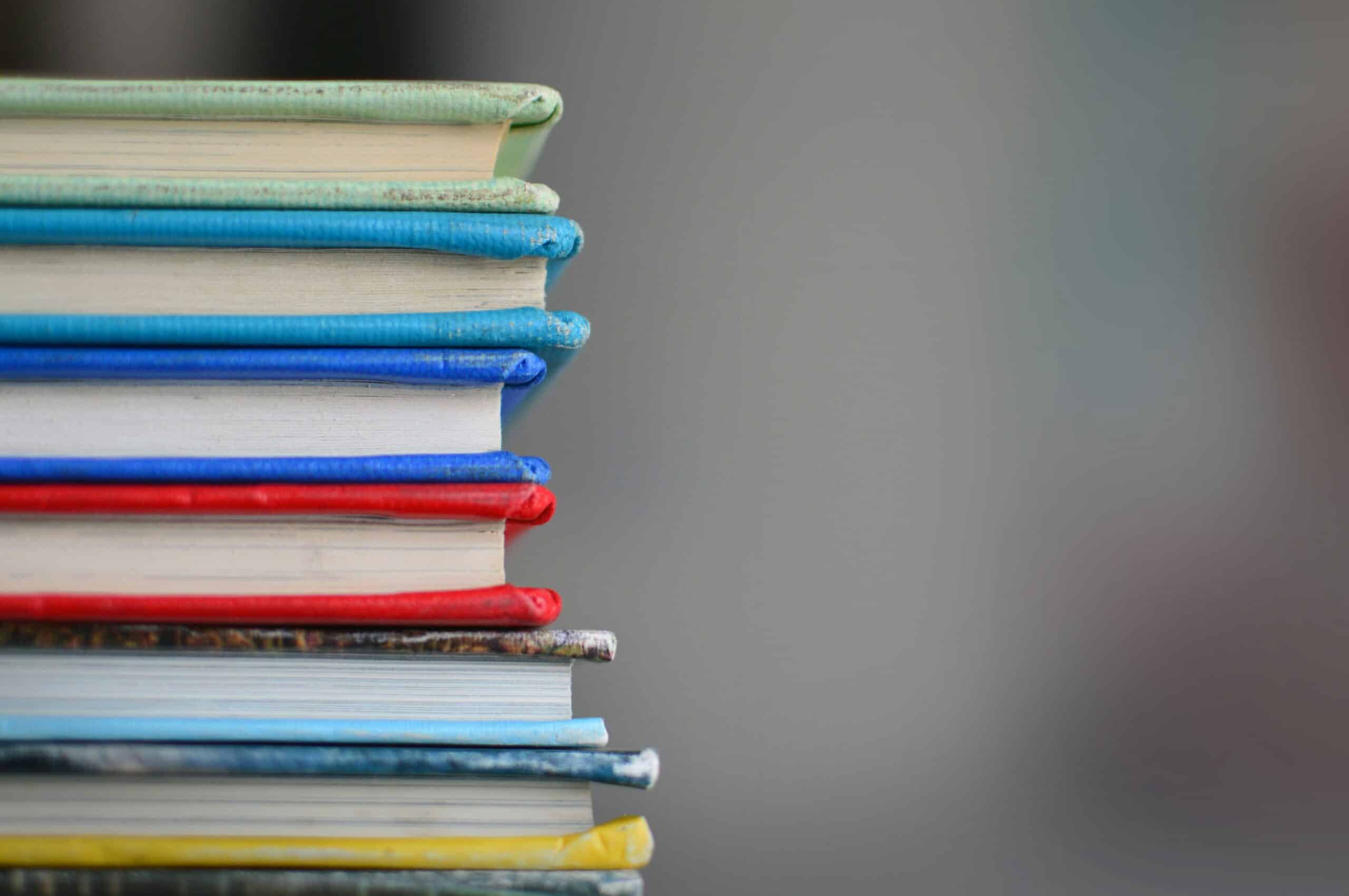 Ein Bücherstapel zum Lesen