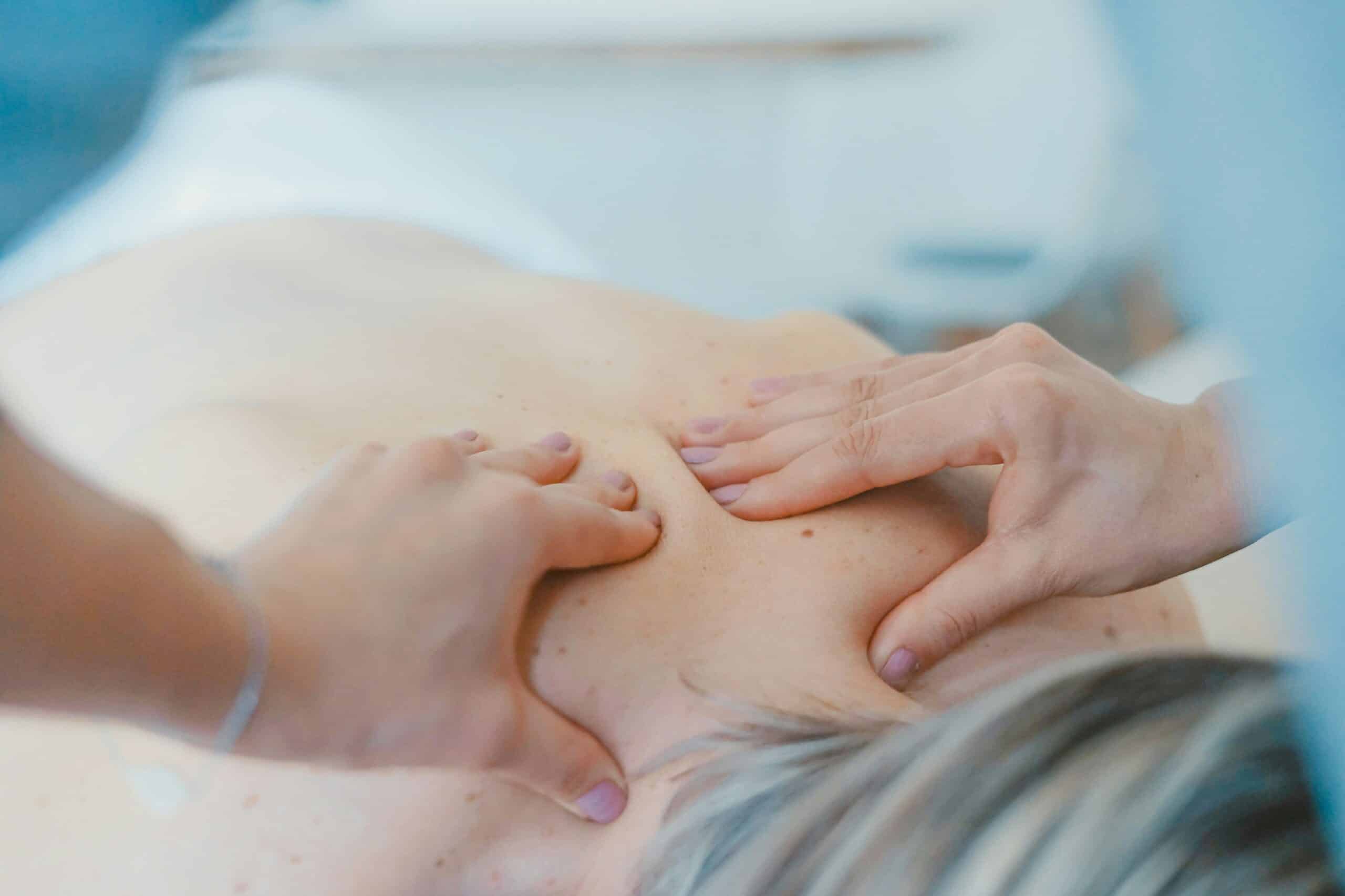 Eine Person, die eine Massage der Faszien bekommt