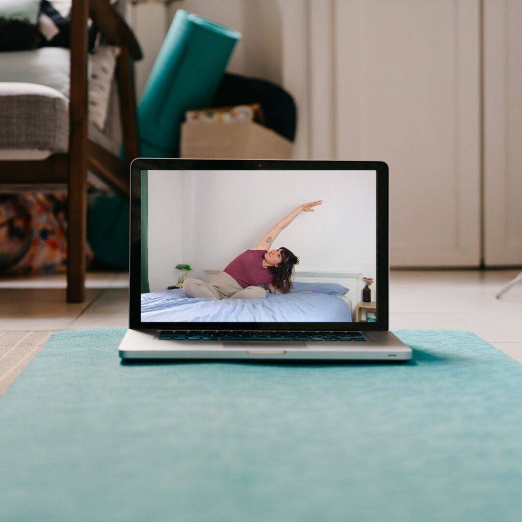 Ein Bildschirm, auf dem eine Yogastunde läuft