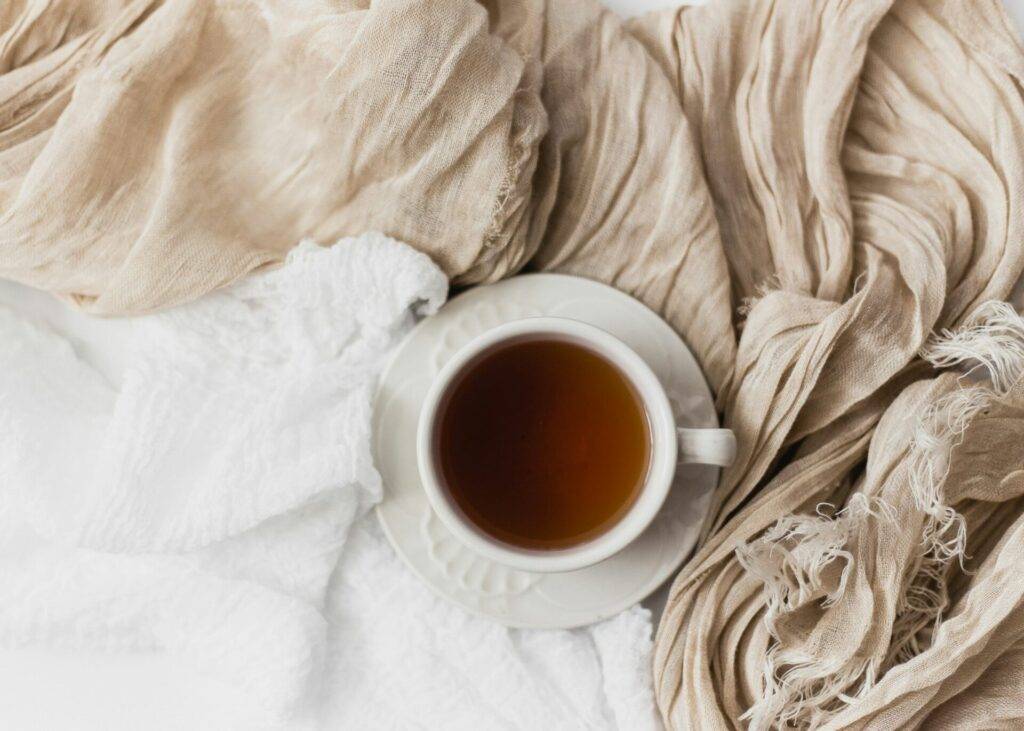 Eine Tasse Kaffee im Bett