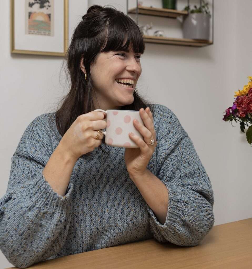 Eine Frau mit einer Tasse Tee