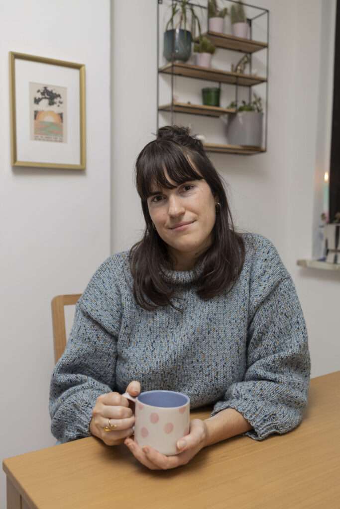 Frau am Schreibtisch mit einer Tasse