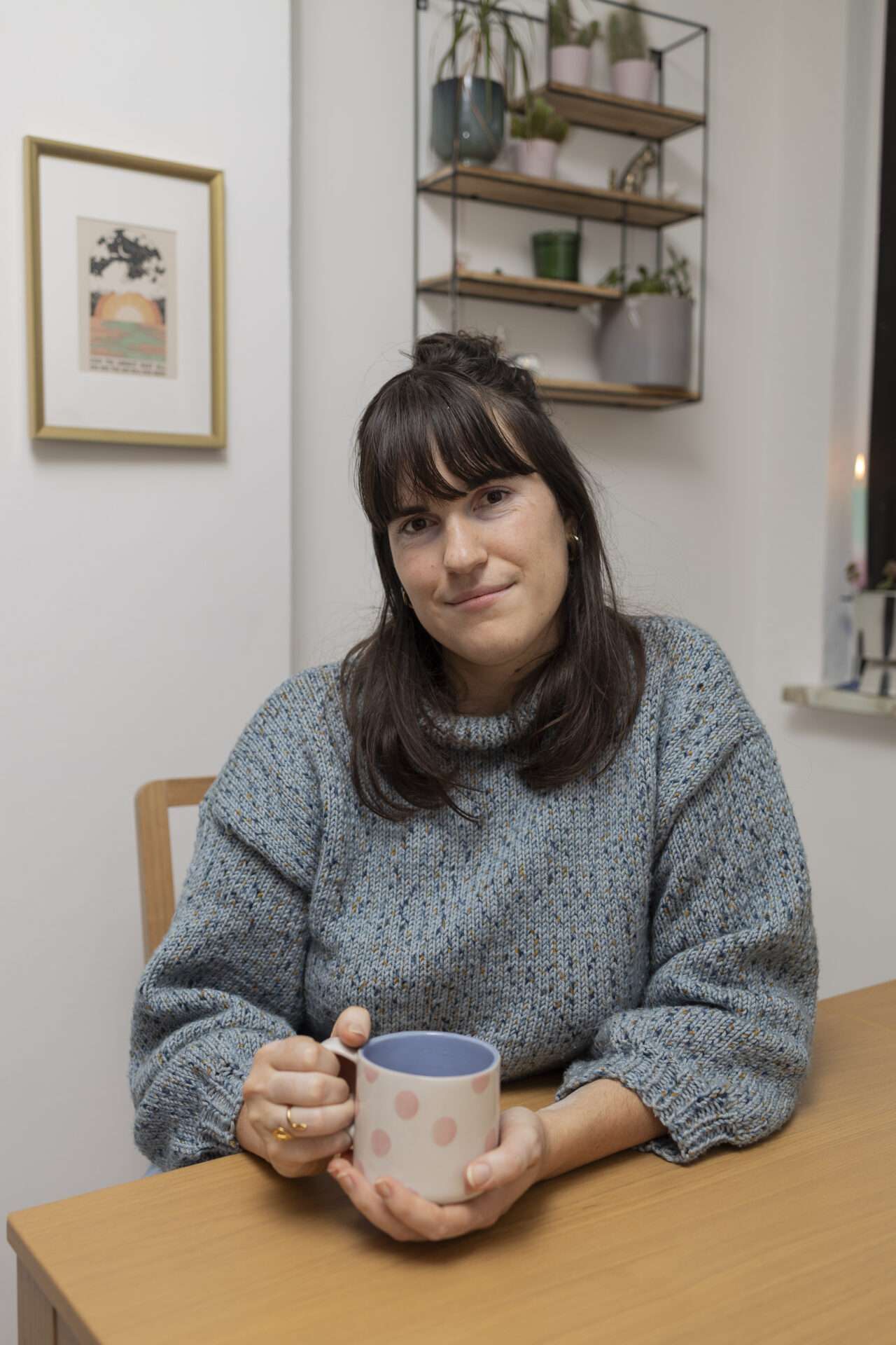 Frau am Schreibtisch mit einer Tasse