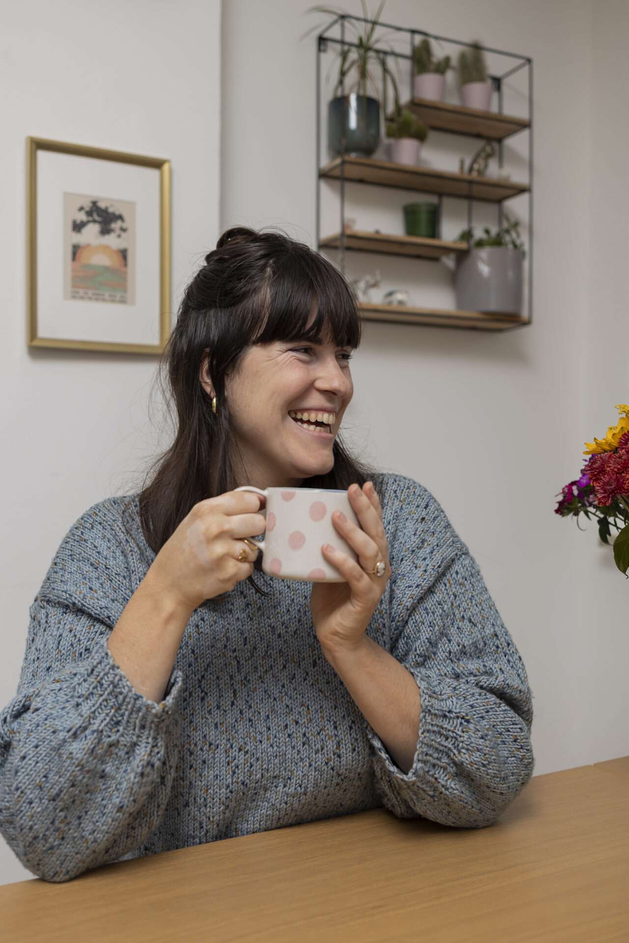 Eine Frau mit einer Tasse Tee