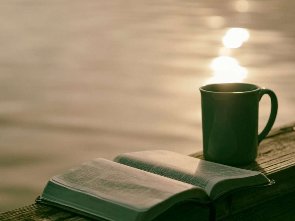 Ein Buch und eine Tasse am See