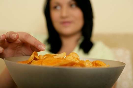 Eine Frau, die Chips isst