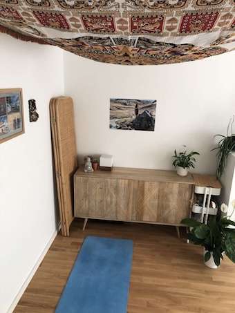 Ein dekorierter Yogaplatz in einem Zimmer