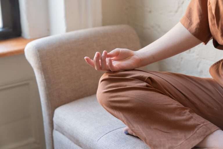 Meditation am Sofa