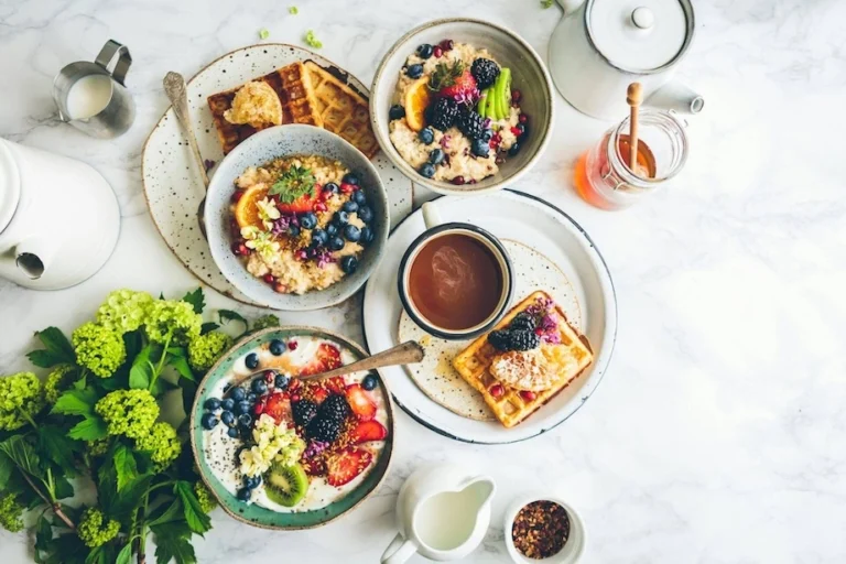 verschiedene vegane Frühstücksgerichte auf Tellern