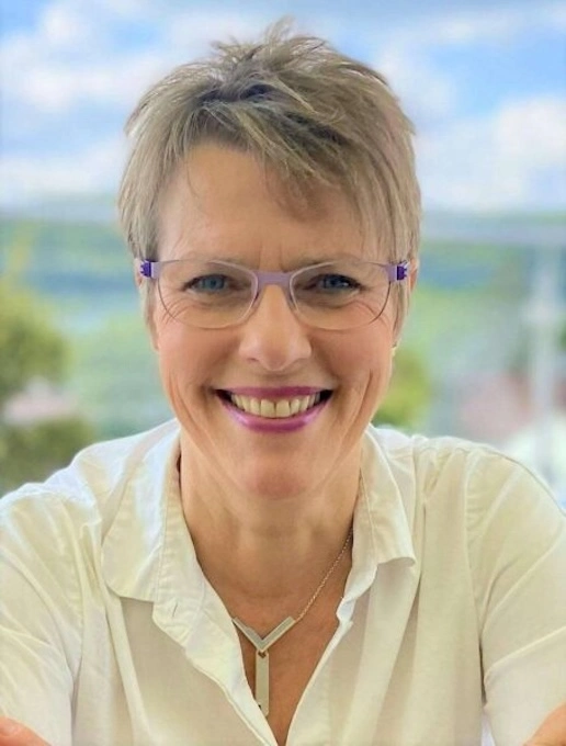 Frau, die in die Kamera lächelt