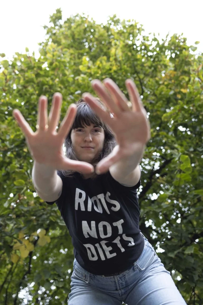 Doris Müllner mit Riots not diets Shirt als Symbol für Diätkritik